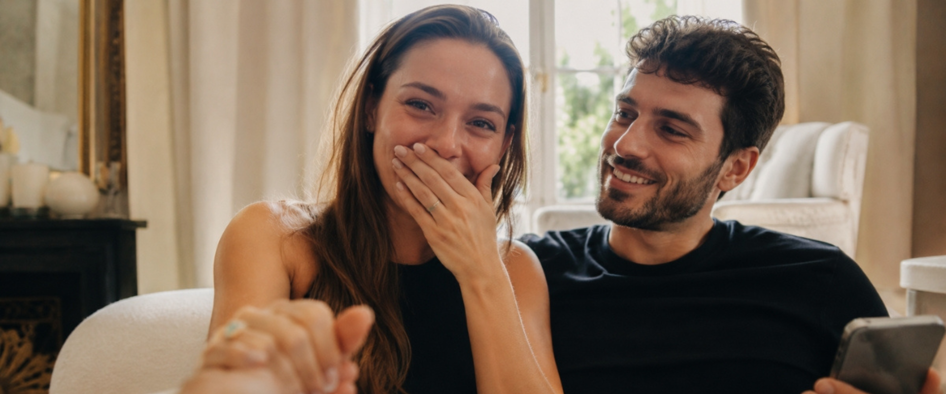 Couple ému découvrant une chanson personnalisée DoRémi Souvenir, un cadeau personnalisé original, touchant et mémorable à offrir pour les grands moments de vie